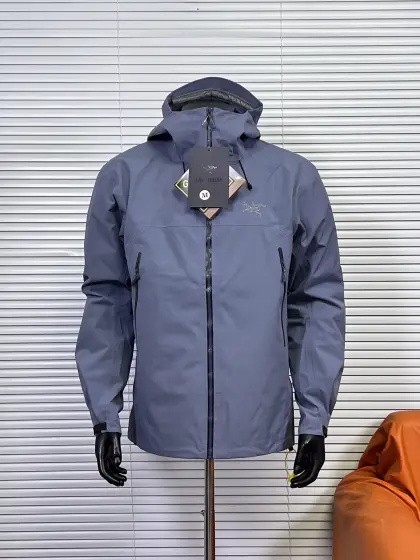 工厂 始祖鸟Arc’teryx SL三合一羽绒服硬壳冲锋衣外套 内胆带logo轻薄户外级羽绒服!外层是SL硬壳冲锋衣 GORE-TEX SL户外防水硬壳冲锋衣机能风拉链夹克 (Yb四次压胶工艺整衣3D立体仿生学设计衣长臂弯, Tri-Durance防水防雨面料,自行区别市面先行版本) -这款设计简洁而通用,可提供高山环境所需的性能.采用bluesign@认证的采用带经编背衬N40LGORE-TEX面料,轻薄而耐磨,防风、防水且透气,适合多种活动穿着. -头盔兼容StormHood兜帽防护良好且不影响视线,插手口袋设有WaterTight拉链,便于取放物品,腋下拉链便于快速通风,拼接设计使活动自如. -传统风琴交叉反向进入高山口袋设置在高位,VISLON中央正面拉链,可调节Velcro袖口魔术贴标签,兼容 Zip-in,在胸前采用百灵达机器绣上了ARC TERYX徽标 GORE-TEX:防水、防风、透气面料可提供多面防护. -SL夹克同是Arc’teryx的明星产品,一直在高山恶劣环境中表现突出,现在功能更强大,重量更轻. 货号:LY66648436Z 颜色:层云蓝 行星紫 墨黑色